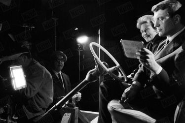 Henri Vidal et Michèle Morgan sur le tournage du film "Pourquoi viens-tu si tard ?", le 3 décembre 1958.