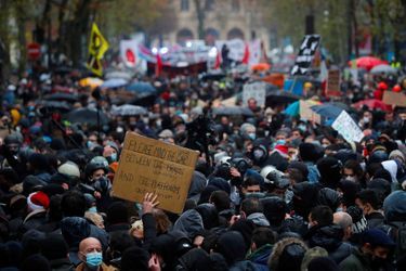 Manifestation à Paris, le 12 décembre 2020.