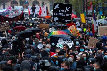 Manifestation à Paris, le 12 décembre 2020.