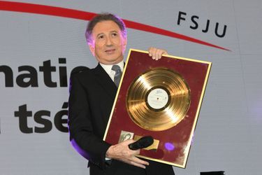 Michel Drucker présente un rare disque d'or de Jean-Jacques Goldman dédicacé spécialement pour la soirée lors de la vente aux enchères de la soirée caritative des parrains de l'Appel national pour la Tsedaka à Paris le 1er décembre 2019. 