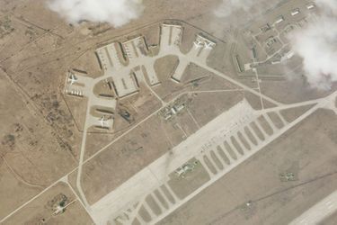 La base aérienne de Mykolaïv (sud), le 24 février 2022. On peut voir l'impact des bombes sur le tarmac.