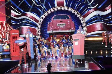 Les Miss défilent lors du premier tableau rendant hommage à l'Angleterre lors de l'élection de Miss France 2020 à Marseille le 14 décembre 2019