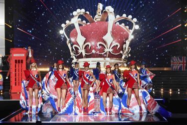 Les Miss défilent lors du premier tableau rendant hommage à l&#039;Angleterre lors de l&#039;élection de Miss France 2020 à Marseille le 14 décembre 2019