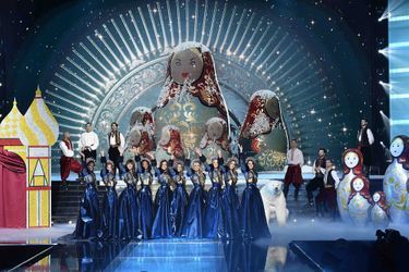 Les Miss défilent lors du second tableau rendant hommage à la Russie lors de l'élection de Miss France 2020 à Marseille le 14 décembre 2019