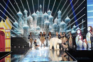 Les Miss défilent lors du second tableau rendant hommage à la Russie lors de l'élection de Miss France 2020 à Marseille le 14 décembre 2019
