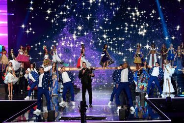 Robbie Williams chante lors de l&#039;ouverture du concours miss France 2020.