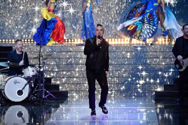 Robbie Williams chante lors de l&#039;ouverture du concours miss France 2020.
