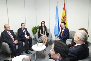 La reine Letizia d&#039;Espagne en réunion avec le Chinois Qu Dongyu, directeur général de la FAO, à Madrid le 11 décembre 2019