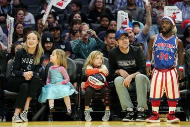 ﻿Olivia Wilde, Jason Sudeikis et leurs enfants Daisy et Otis lors d'un match des Globetrotters de Harlem à Los Angeles le 16 février 2020