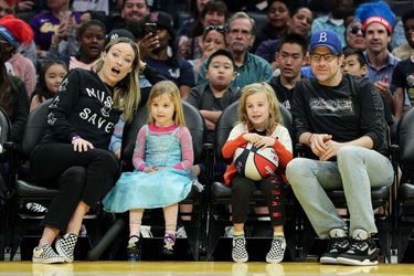 Olivia Wilde, Jason Sudeikis et leurs enfants Daisy et Otis lors d&#039;un match des Globetrotters de Harlem à Los Angeles le 16 février 2020