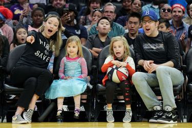 Olivia Wilde, Jason Sudeikis et leurs enfants Daisy et Otis lors d'un match des Globetrotters de Harlem à Los Angeles le 16 février 2020