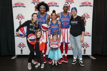 Olivia Wilde, Jason Sudeikis et leurs enfants Daisy et Otis lors d&#039;un match des Globetrotters de Harlem à Los Angeles le 16 février 2020
