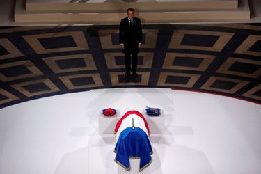 Emmanuel Macron face au cercueil de Maurice Genevoix au sein du Panthéon