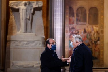 François Hollande et le président du Sénat Gérard Larcher à la panthéonisation de Maurice Genevoix