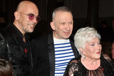 Pascal Obispo, Jean Paul Gaultier et Line Renaud lors du "Dîner de la mode du Sidaction" à Paris, le 23 janvier 2020. 