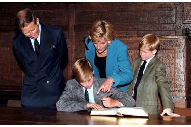 Le prince William, avec ses parents Diana et Charles et son frère Harry, lors de son entrée au Collège d’Eton, en Angleterre, en septembre 1995.