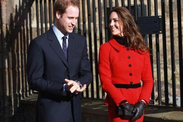 Kate Middleton et le prince William, lors d&#039;une visite en forme de pèlerinage sentimental à l’université de St Andrews, le 25 février 2011, deux mois avant leur mariage.
