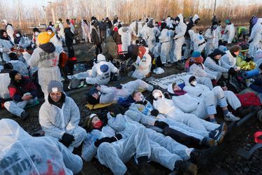 Les manifestants anti-charbon &quot;Ende Gelände&quot;, maquillés, vêtus de blanc, ont d&#039;abord bloqué les rails de la mine de Jänschwalde. D&#039;autres ont pénétré dans la mine de Welzow Süd.
