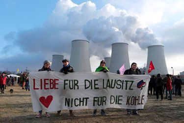 Les manifestants anti-charbon &quot;Ende Gelände&quot;, maquillés, vêtus de blanc, ont d&#039;abord bloqué les rails de la mine de Jänschwalde. D&#039;autres ont pénétré dans la mine de Welzow Süd.