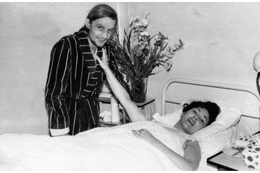 Rika Zaraï avec son imprésario à ses côtés dans une clinique après son accident de voiture, le 29 novembre 1969 à Passy.