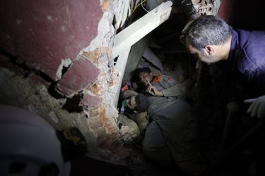 Des soldats libanais recherchent des survivants dans les décomres de Beyrouth, mercredi