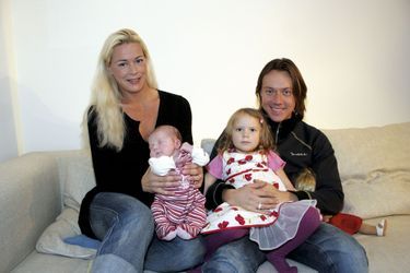 Greta, 2 ans, son père, Svante, et sa petite sœur, Beata, dans les bras de sa mère, Malena Ernman, en 2005. 