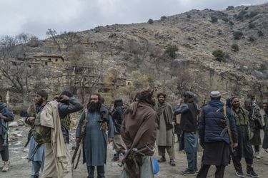 A une heure de Zawa, en direction de la ligne de front. Les talibans s’enfoncent dans cette zone montagneuse à la poursuite des combattants de Daech, retranchés dans la province de Kunar. 