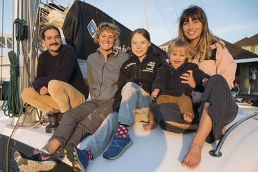 Bye-bye America ! En Virginie le 12 novembre sur le catamaran « La Vagabonde » avec le couple de skippeurs australiens Riley Whitelum (à g.) et Elayna Carausu (à dr.), et leur petit Lenny. Au milieu, la navigatrice britannique Nikki Henderson. 