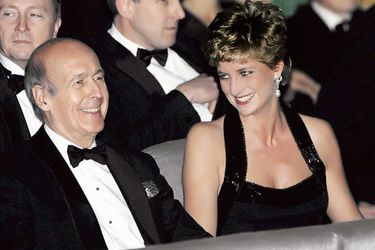 « La princesse Diana avec Valéry Giscard d&#039;Estaing au balcon de l&#039;Opéra de Versailles. » - Paris Match n°2376, 8 décembre 1994