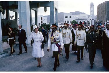 Le sultan Qaboos d&#039;Oman avec la reine Elizabeth II à Mascate, le 28 février 1979