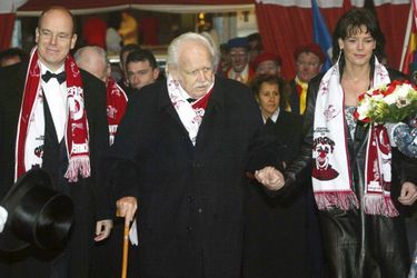 2020 marque le 15e anniversaire du décès du prince Rainier III de Monaco (ici avec son fils le prince Albert et sa plus jeune fille la princesse Stéphanie, le 25 janvier 2005) 