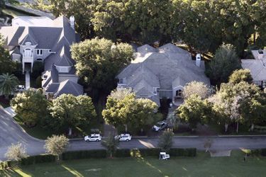 « La maison du couple A Windermere, dans le quartier d’Isleworth, Floride. La police municipale est déjà là mais elle n’entrera pas dans la propriété.  » - Paris Match n°3159, 3 décembre 2009