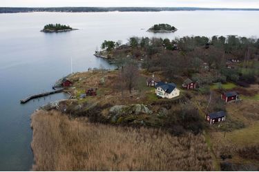 « L’île de Faglaro, au large de Stockholm, où Elin a acheté une propriété pour 1,5 million de dollars le 1er décembre, juste après l’accident. » - Paris Match n°3161, 17 décembre 2009