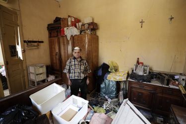 Waleed Mokbel, 78 ans, pose dans son appartement ravagé par les explosions. 