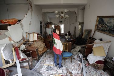 Farah Mahmoud vient dans les restes de l'appartement de ses parents à Beyrouth. 