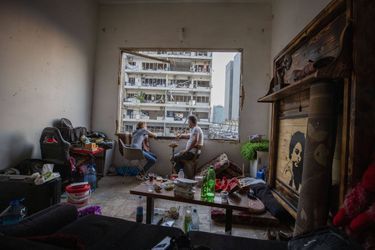 Fouad Armali fume dans son appartement détruit dans le quartier de Gemmayzeh. 