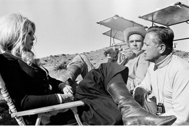 Sean Connery et Brigitte Bardot avec Edward Dmytryk en janvier 1968 sur le tournage de « Shalako ».