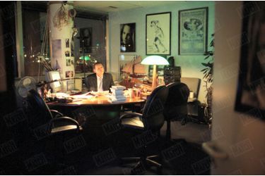 Patrick Poivre d’Arvor, dans son bureau de TF1, en décembre 2002. Autour du présentateur, plusieurs photos de sa fille Solenn.