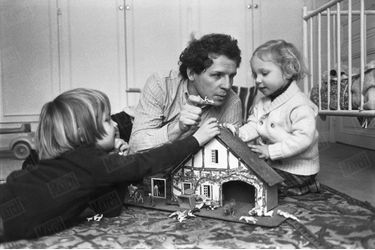 « Patrick Poivre d'Arvor, le tendre père. En 1977, le jeune homme de télévision le plus discret nous présentait sa famille. Jeux dans une chambre d'enfants, avec Solenn, 2 ans, et Arnaud, 6 ans. » - Paris Match n°2385, 9 février 1995