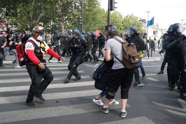 A Paris, la manifestation a rassemblée plusieurs milliers de personnes, depuis la place de la République jusqu'à celle de la Bastille. Le défilé a été marquée par des heurts sporadiques entre les forces de l'ordre et des manifestants en fin de cortège.