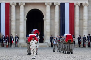 Arrivée des cercueils dans la cour d'honneur de l'Hôtel des Invalides. 