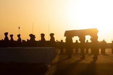 Les corps des treize militaires français tués accidentellement au Mali sont arrivés en France où un hommage national leur sera rendu lundi.