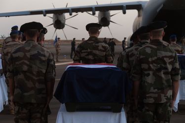 Avant le départ vers la France du gros porteur transportant les 13 cercueils, leurs compagnons d&#039;armes au Mali leur avaient rendu un dernier hommage sur la base de Gao.