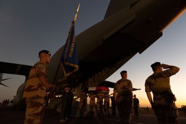 La cérémonie de levée des corps, au coucher du soleil, des treize militaires français tués accidentellement au Mali.