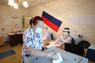 Vote dans le village de Gigirevo, dans la région de Moscou, le 25 juin 2020.