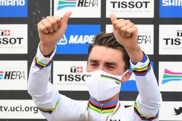 Des larmes de joie lors de la Marseillaise à Imola. Le coureur français Julian Alaphilippe est devenu champion du monde au terme d&#039;une course parfaite. 