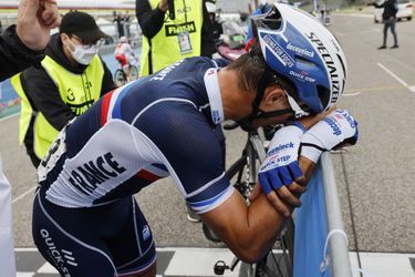 Des larmes de joie lors de la Marseillaise à Imola. Le coureur français Julian Alaphilippe est devenu champion du monde au terme d&#039;une course parfaite. 