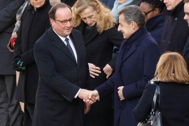 François Hollande et Nicolas Sarkozy aux Invalides pour l'hommage aux 13 soldats tués au Mali. 