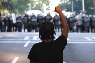 Un manifestant lève le poing à Atlanta