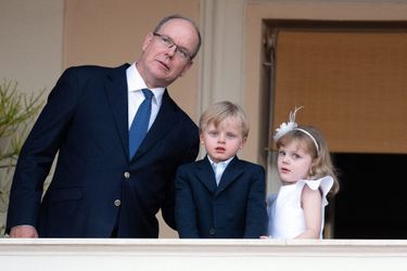 Le prince Albert II de Monaco avec ses jumeaux le prince Jacques et la princesse Gabriella à Monaco, le 23 juin 2020